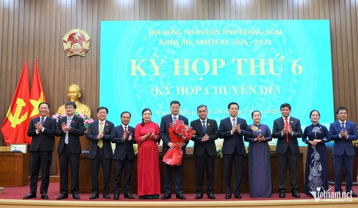 Lãnh đạo Tỉnh ủy, UBND tỉnh Quảng Ngãi tặng hoa chúc mừng ông Nguyễn Đức Tâm được bầu làm Chủ tịch UBND tỉnh. Ảnh: T.L