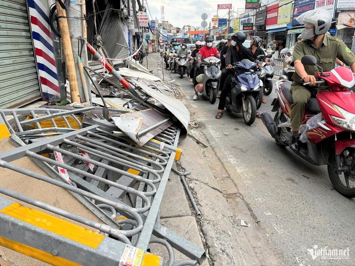 Hơn 20m dải phân cách bị xe ben tông văng, được di dời vào vỉa hè. Ảnh: Tuấn Kiệt