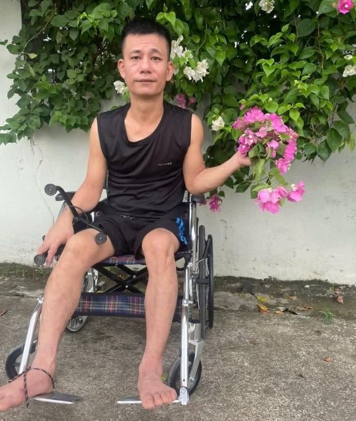 Ông Thủy đang nỗ lực cùng vợ tập phục hồi chức năng sau biến cố đột quỵ. Ảnh: NVCC.