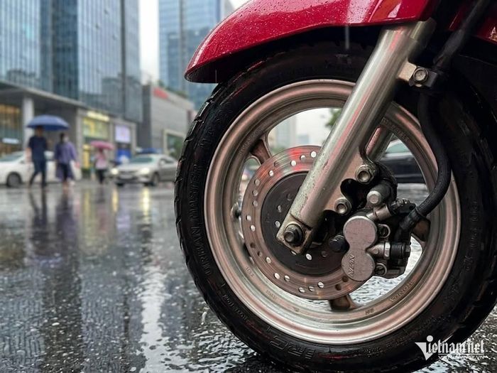 Hiện tượng phanh xe kêu 'két két' thường đến sau khi đi mưa hoặc rửa xe. Ảnh: Hoàng Hiệp
