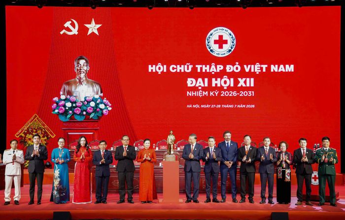 Tổng Bí thư, Chủ tịch nước tặng Hội Chữ thập đỏ Việt Nam bức tượng Bác Hồ