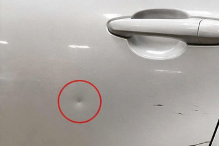 Cần quan sát kỹ để phát hiện kịp thời các vết lõm trước khi nhận xe