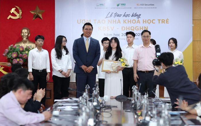 Trâm giành học bổng ươm tạo nhà khoa học trẻ. Ảnh: NVCC
