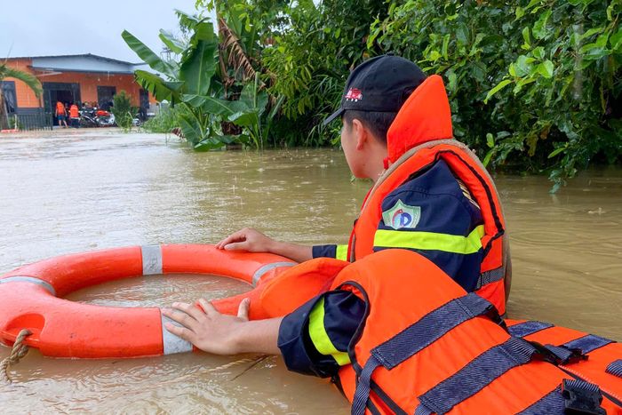 Lực lượng chức năng tiếp cận vùng ngập để cứu người. Ảnh: Ngọc Thanh