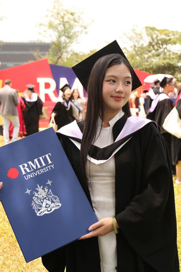 Cô vừa nhận bằng cử nhân RMIT.