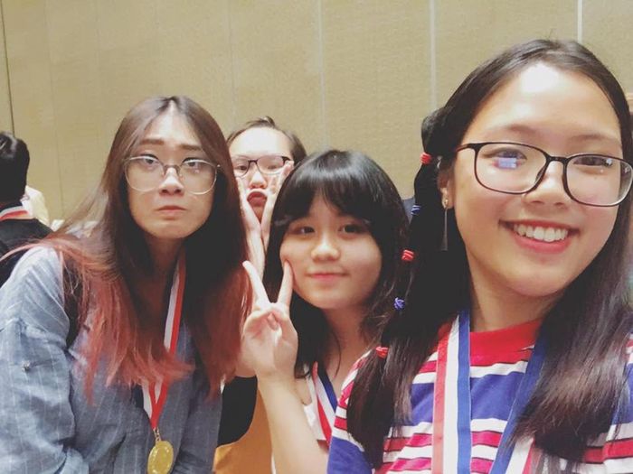 Nữ trợ lý ngôn ngữ tuyển bóng chuyền nữ Việt Nam luôn nổi bật trên sân bởi sự năng động, xinh đẹp.
