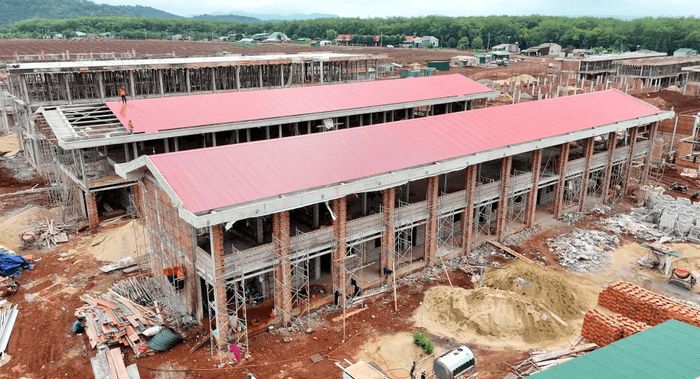 Các đơn vị thi công cam kết sẽ hoàn thành các trường nội trú vùng biên theo đúng tiến độ. Ảnh: P.D