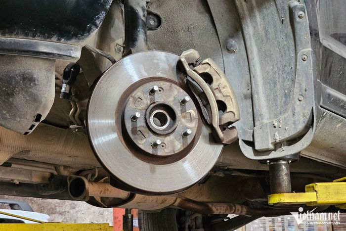 Kẹp phanh lệch có thể khiến lực ép má phanh lên đĩa phanh không đều, ảnh hưởng đến khả năng kiểm soát xe. Ảnh: Ngô Minh