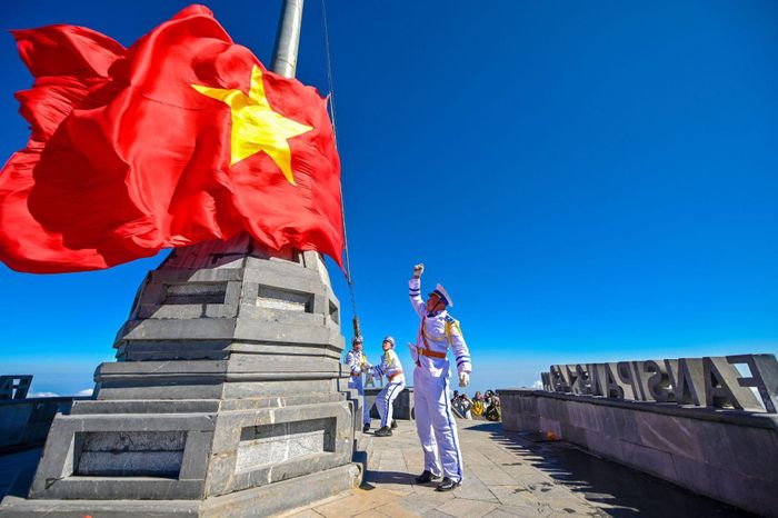 Lễ thượng cờ trên đỉnh Fansipan