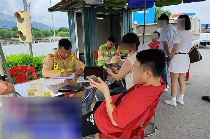 Tổ công tác lập biên bản với trường hợp vi phạm. Ảnh: CACC