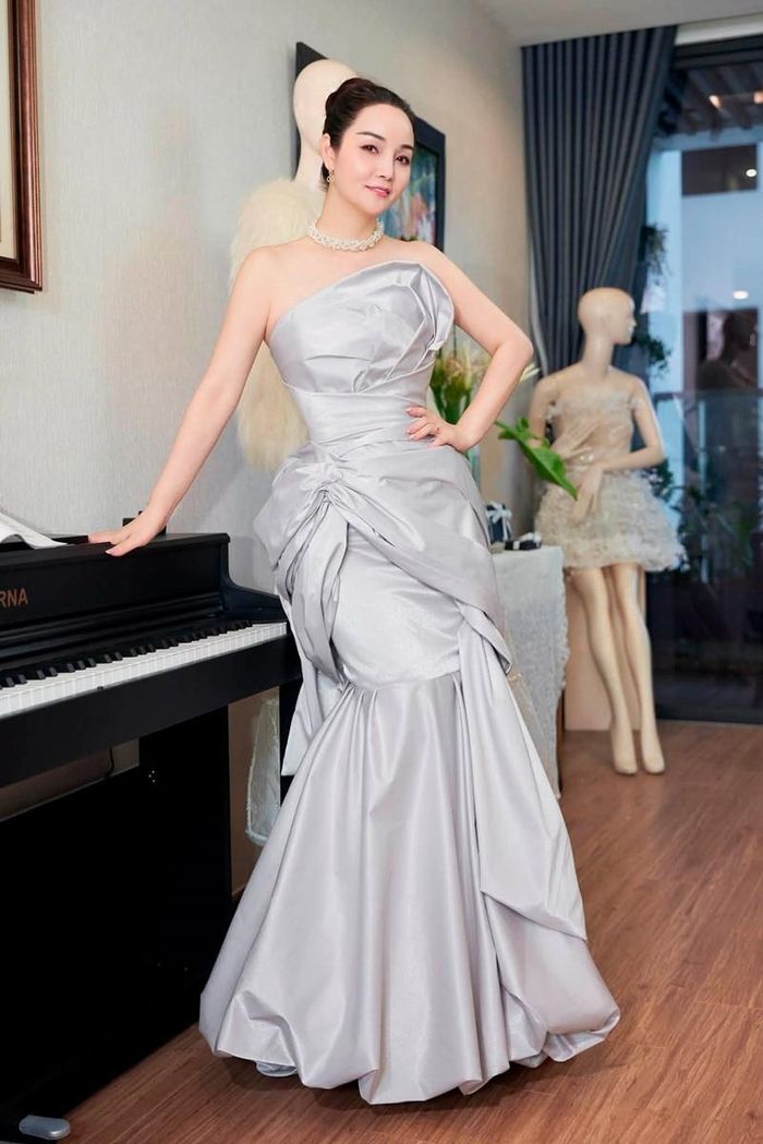 Diễn viên Mai Thu Huyền trình diễn thời trang.