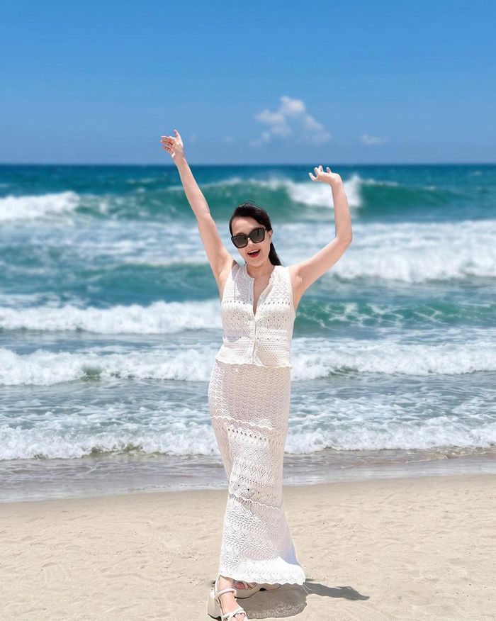 Diễn viên Vân Dung đăng ảnh và viết: Em cũng muốn mặc bikini/Trước sau như một chẳng có gì...''.