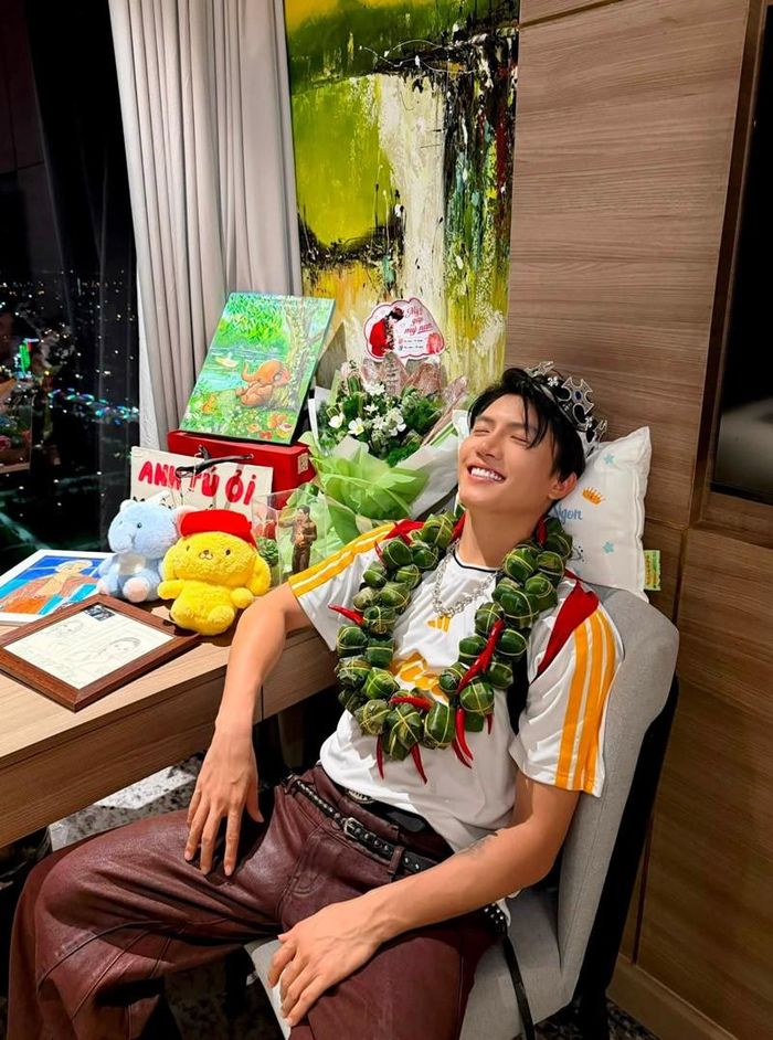 Ca sĩ Anh Tú khoe những món quà đáng yêu được người hâm mộ gửi tặng trong một buổi lưu diễn.