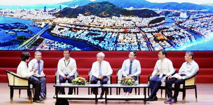 Các đại biểu tham gia phiên thảo luận bàn tròn về công nghệ lượng tử. Ảnh: Ngọc Minh