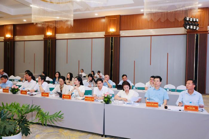 Các đại biểu tham gia hội thảo lấy ý kiến đối với hồ sơ dự thảo Nghị định quy định chi tiết một số điều và biện pháp để tổ chức, hướng dẫn thi hành Luật Tín ngưỡng, tôn giáo