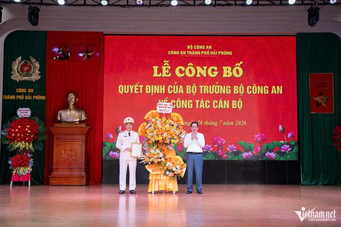 Ông Vũ Tiến Phụng, Phó chủ tịch UBND TP Hải Phòng, tặng hoa chúc mừng Đại tá Khánh. Ảnh: Thành Đạt