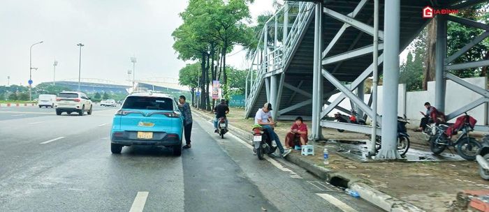 Chợ vé quanh sân Mỹ Đình sôi động trước giờ bóng lăn.
