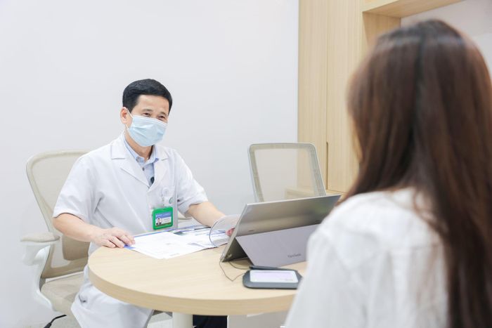 ThS.BS.CKII Mai Đình Cửu khuyến cáo người dân không tự ý truyền dịch hoặc dùng thuốc khi mắc sốt xuất huyết nếu chưa có chỉ định của bác sĩ (Ảnh: BVCC)
