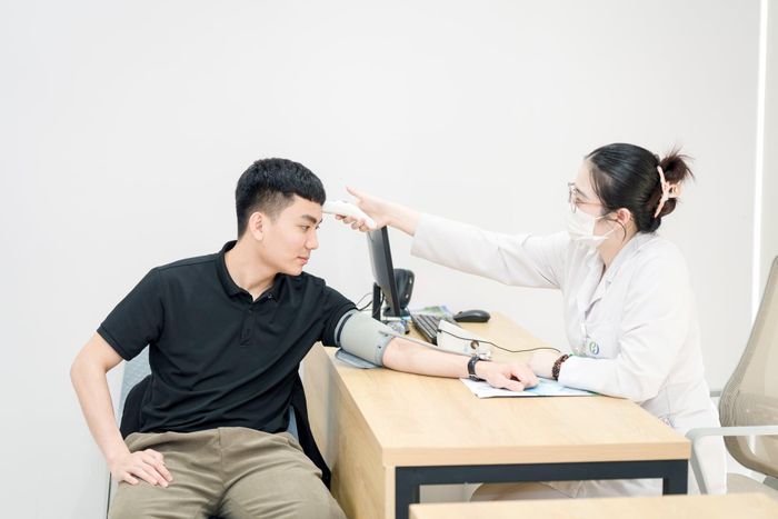 Theo dõi chặt chẽ trong những ngày đầu mắc bệnh giúp bác sĩ kịp thời phát hiện các dấu hiệu cảnh báo và đưa ra hướng điều trị phù hợp (Ảnh: BVCC)
