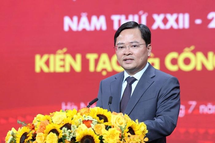  Chủ tịch Tổng Liên đoàn Lao động Việt Nam Nguyễn Anh Tuấn phát biểu khai mạc.