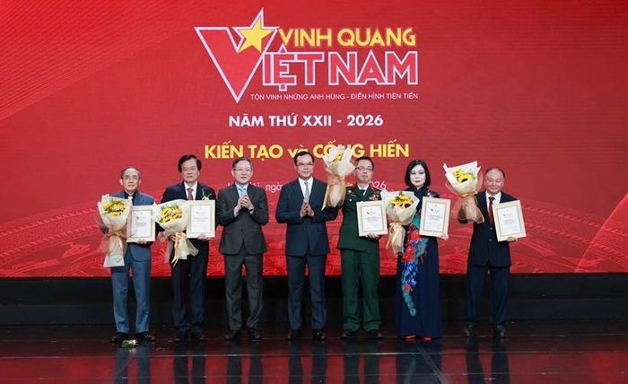  Đồng chí Nguyễn Đình Khang, Bộ trưởng Bộ Dân tộc và Tôn giáo và đồng chí Lương Quốc Đoàn, Chủ tịch Hội Nông dân Việt Nam trao Biểu trưng Vinh quang Việt Nam tặng 5 cá nhân.