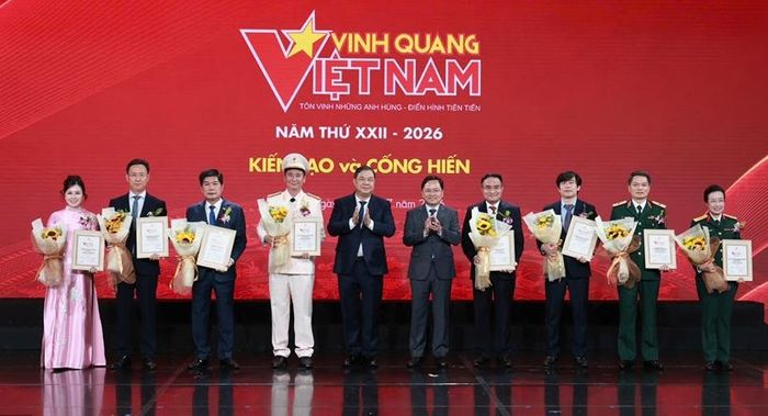 Đồng chí Phạm Gia Túc, Phó Thủ tướng Thường trực Chính phủ và đồng chí Nguyễn Anh Tuấn, Chủ tịch Tổng Liên đoàn Lao động Việt Nam trao Biểu trưng Vinh quang Việt Nam tặng 8 tập thể. 
