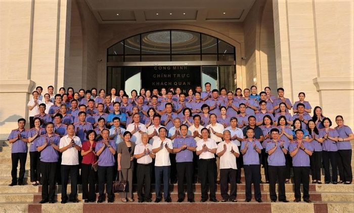  Các đồng chí Lãnh đạo VKSND tỉnh Quảng Ninh qua các thời kỳ chụp ảnh với các Trưởng phòng và Viện trưởng VKSND khu vực.