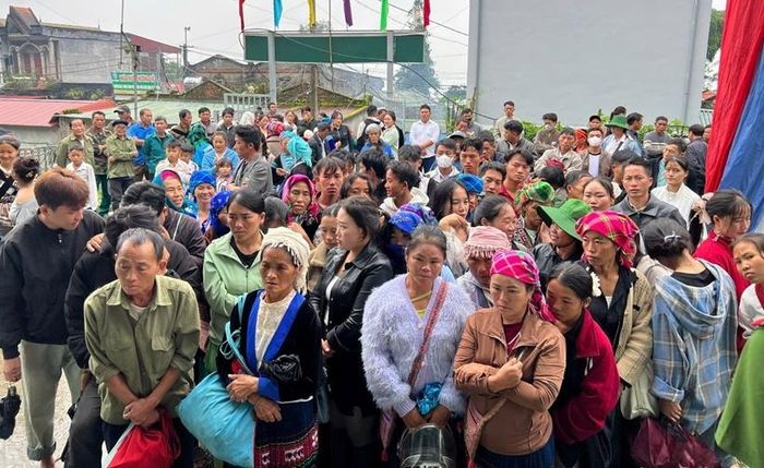 Đông đảo quần chúng nhân dân xã Dào San tham dự, theo dõi phiên tòa lưu động.