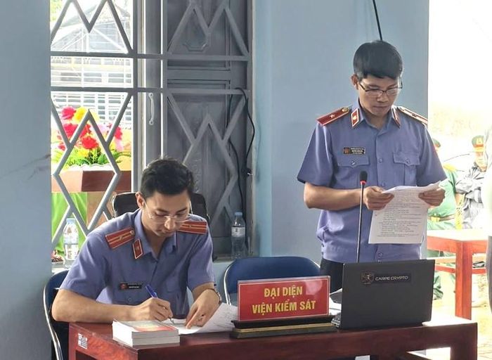 Đồng chí Nguyễn Xuân Hòa, Phó Viện trưởng VKSND tỉnh thực hành quyền công tố tại phiên tòa.