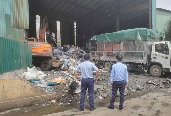  Lực lượng chức năng thực hiện giám sát việc tiêu hủy sản phẩm vi phạm. Ảnh: Cục TTTN