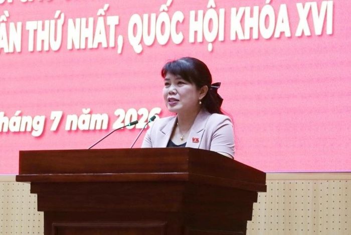  Đồng chí Nguyễn Thị Thu Hà, Phó Trưởng Đoàn ĐBQH tỉnh Quảng Ninh phát biểu tại Hội nghị.