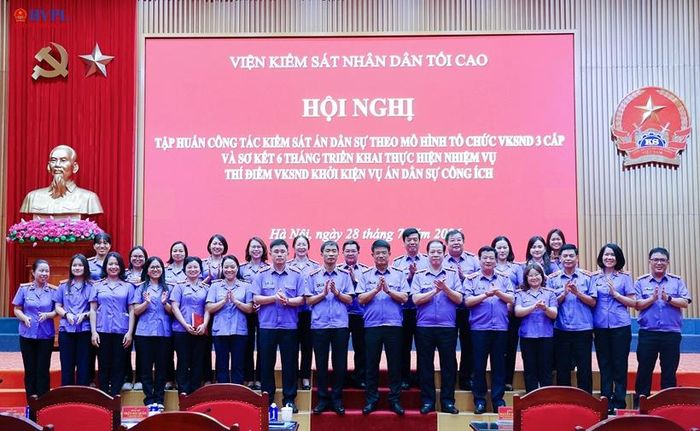  Đồng chí Nguyễn Huy Tiến, Viện trưởng VKSND tối cao và các đồng chí Phó Viện trưởng VKSND tối cao chụp ảnh cùng các đại biểu dự Hội nghị.