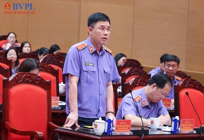  Đồng chí Nguyễn Đức Thái, Phó Viện trưởng VKSND tối cao điều hành tham luận tại Hội nghị.