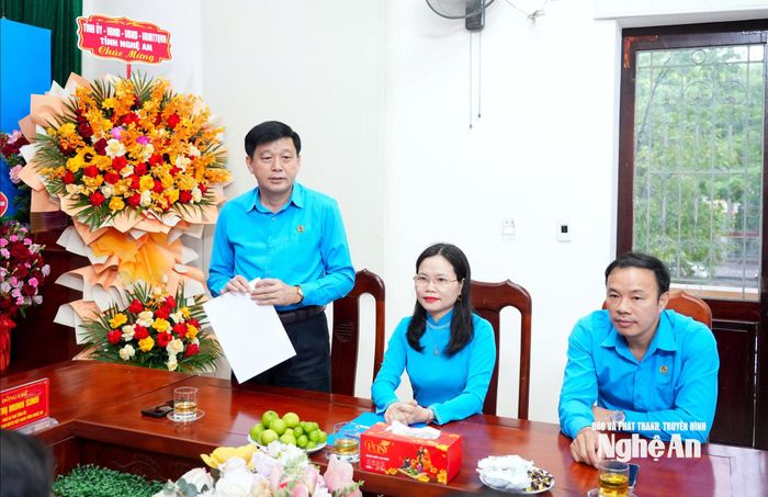 Đồng chí Kha Văn Tám - Chủ tịch Liên đoàn Lao động tỉnh báo cáo khái quát kết quả hoạt động công đoàn 6 tháng đầu năm 2026 và phương hướng, nhiệm vụ 6 tháng cuối năm. Ảnh: Quang An