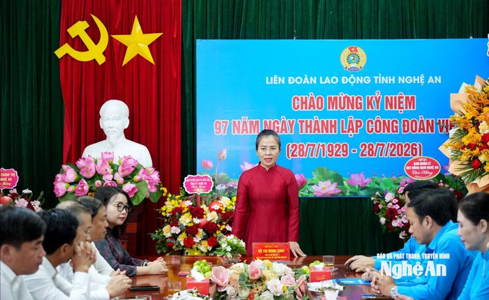 Đồng chí Võ Thị Minh Sinh - Phó Bí thư Tỉnh ủy, Chủ tịch Ủy ban MTTQ Việt Nam tỉnh phát biểu chúc mừng Liên đoàn Lao động tỉnh Nghệ An. Ảnh: Quang An