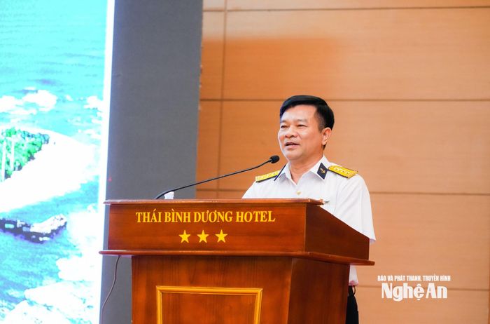 Đại tá Trần Văn Nghĩa - Phó Chủ nhiệm Chính trị Vùng 1, Hải quân thông tin tình hình Biển Đông và quan điểm, chủ trương của Đảng, Nhà nước ta về bảo vệ chủ quyền biển, đảo trong giai đoạn hiện nay. Ảnh: TL