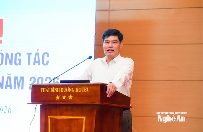 PGS.TS Lê Văn Cường - Phó Viện trưởng Viện Xây dựng Đảng, Học viện Chính trị Quốc gia Hồ Chí Minh truyền đạt chuyên đề công tác tuyên giáo và dân vận ở xã, phường trong bối cảnh hiện nay . Ảnh: TL