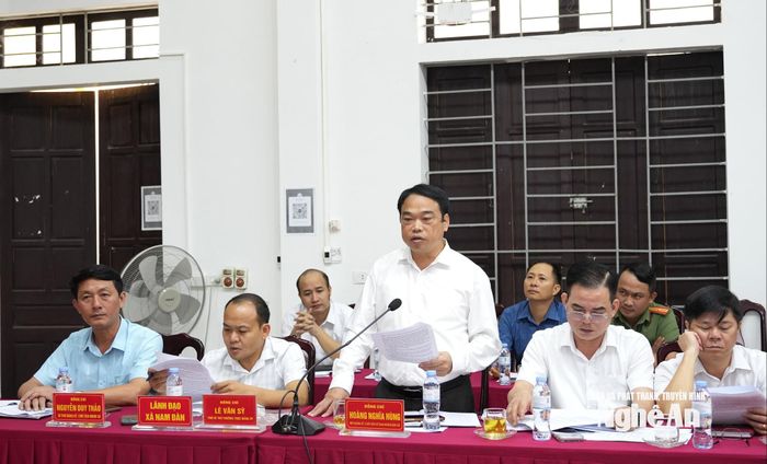 Ông Hoàng Nghĩa Hùng - Chủ tịch UBND xã Nam Đàn báo cáo công tác giải phóng mặt bằng đoạn qua địa bàn. Ảnh: Nguyễn Toàn