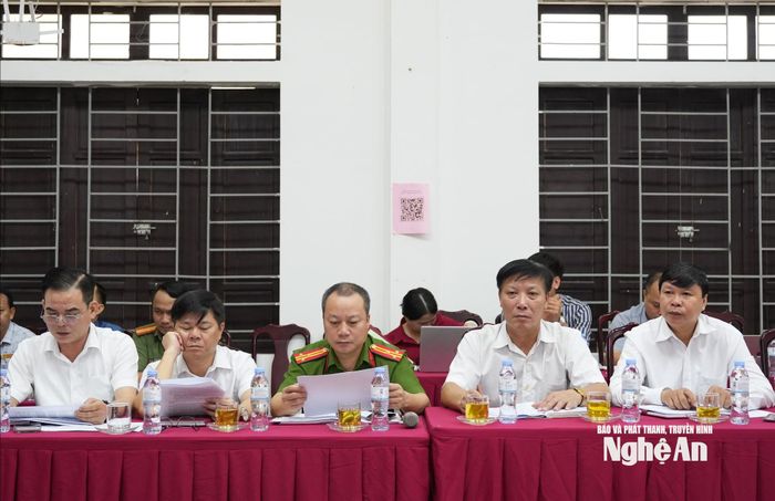 Các thành viên UBND xã và Công an xã Nam Đàn tham gia buổi làm việc. Ảnh: Nguyễn Toàn