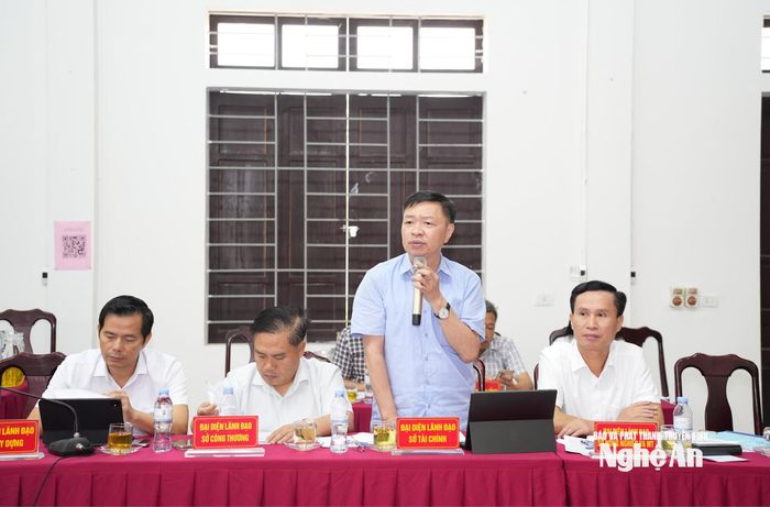 Ông Hồ Việt Dũng - Phó Giám đốc Sở Tài chính nêu ý kiến trong trường hợp kinh phí giải phóng mặt bằng vượt tổng mức đầu tư được phê duyệt. Ảnh: Nguyễn Toàn