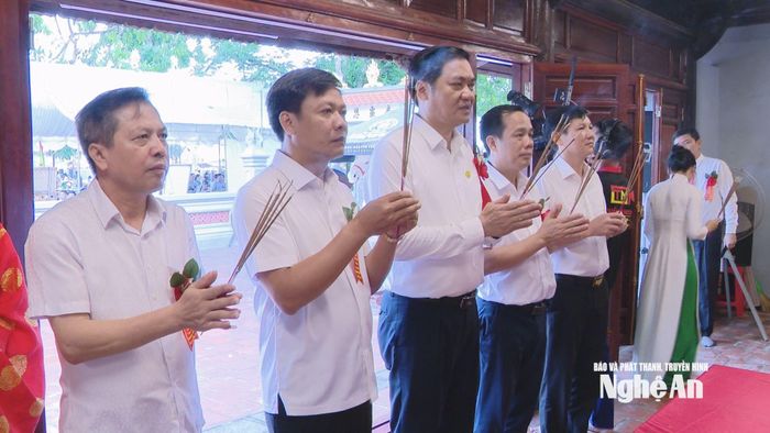 Lãnh đạo tỉnh dâng hương tưởng nhớ Sát Hải Đại vương Hoàng Tá Thốn. Ảnh: Hoàng Hiếu