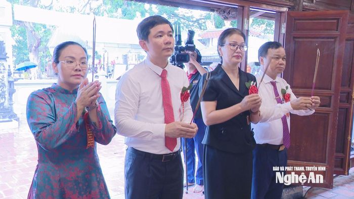 Đại biểu dâng hương tưởng nhớ Sát Hải Đại vương Hoàng Tá Thốn. Ảnh: Hoàng Hiếu