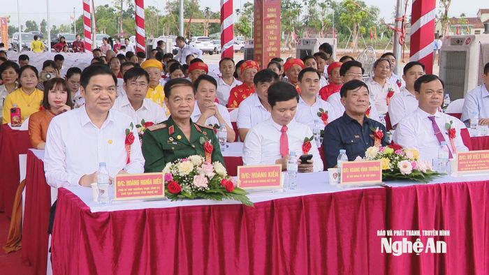 Đồng chí Hoàng Nghĩa Hiếu - Phó Bí thư Thường trực Tỉnh ủy, Chủ tịch HĐND tỉnh dự khai mạc lễ hội. Ảnh: Hoàng Hiếu