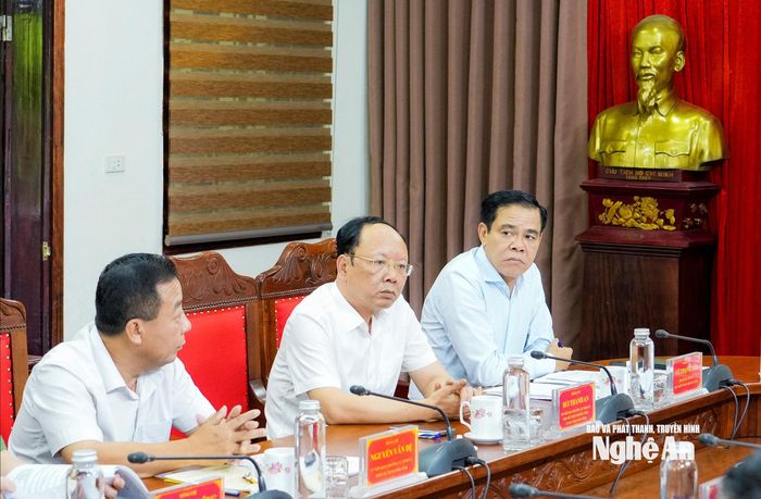 Các đồng chí Thường trực Tỉnh ủy, Ủy viên Ban Thường vụ Tỉnh ủy dự phiên họp. Ảnh: Phạm Bằng
