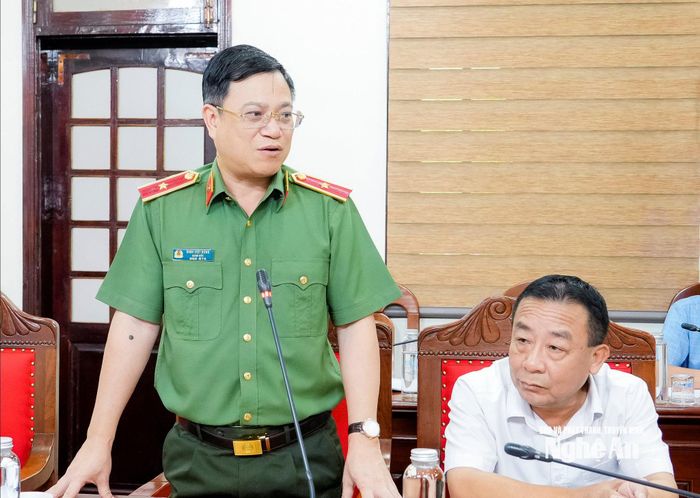 Giám đốc Công an tỉnh Thiếu tướng Đinh Việt Dũng phát biểu tại phiên họp. Ảnh: Phạm Bằng