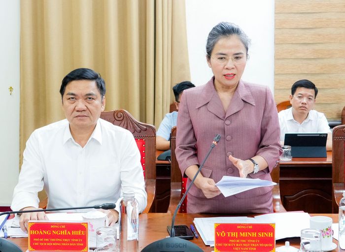 Phó Bí thư Tỉnh ủy, Chủ tịch Ủy ban MTTQ tỉnh Võ Thị Minh Sinh phát biểu tại phiên họp. Ảnh: Phạm Bằng
