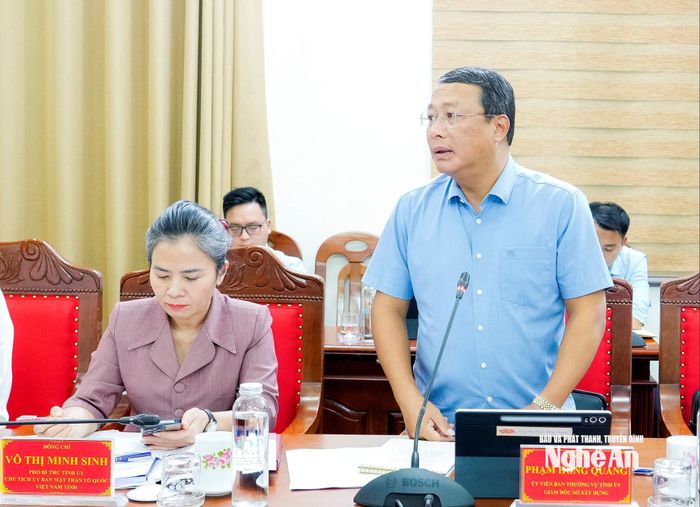 Giám đốc Sở Xây dựng Phạm Hồng Quang phát biểu tại phiên họp. Ảnh: Phạm Bằng