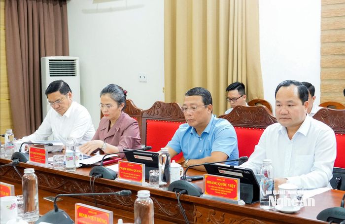 Các đồng chí Thường trực Tỉnh ủy, Ủy viên Ban Thường vụ Tỉnh ủy dự phiên họp. Ảnh: Phạm Bằng