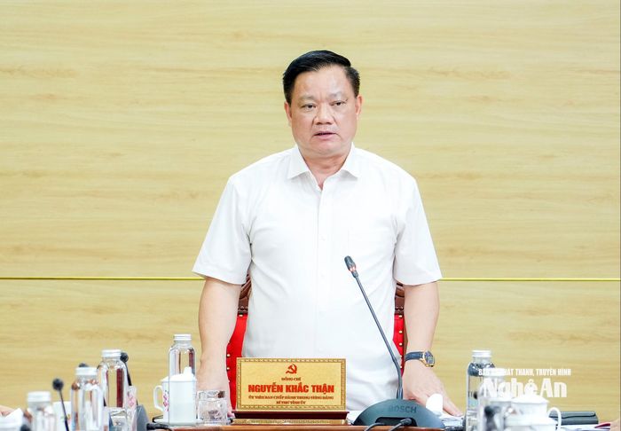 Bí thư Tỉnh ủy, Trưởng đoàn ĐBQH tỉnh Nguyễn Khắc Thận phát biểu kết luận phiên họp. Ảnh: Phạm Bằng