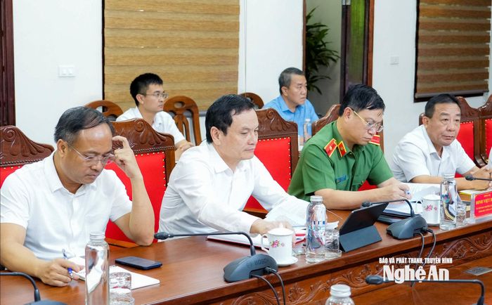 Các đồng chí Ủy viên Ban Thường vụ Tỉnh ủy dự, lãnh đạo các sở, ngành phiên họp. Ảnh: Phạm Bằng